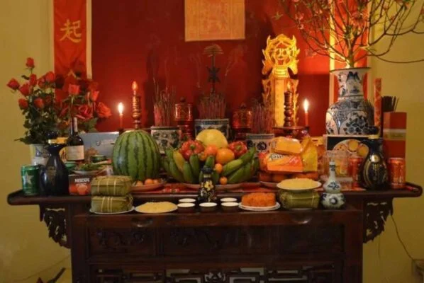 Văn khấn mùng 1 Tết 2026 ngắn gọn – Bài khấn gia tiên, Thần Tài, Thổ Công chuẩn nhất