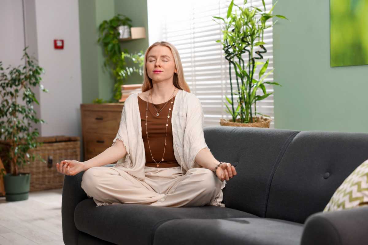 Vị trí đặt cây để bàn làm việc chuẩn phong thủy